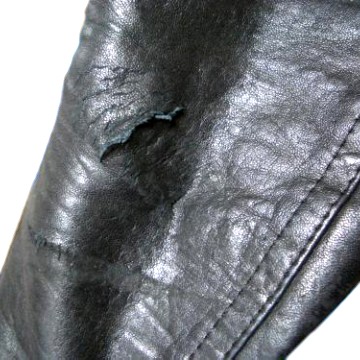 袖が破れているレザージャケット