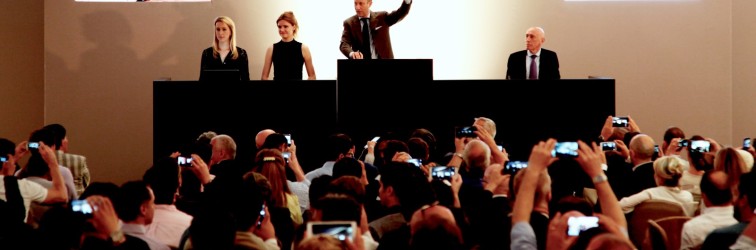 オークション会場の様子の写真